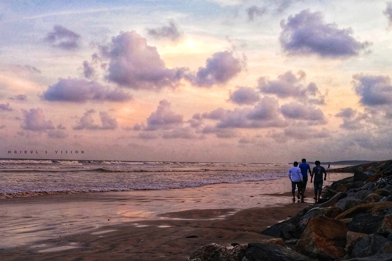 3_peopel_walking_along_the_beach